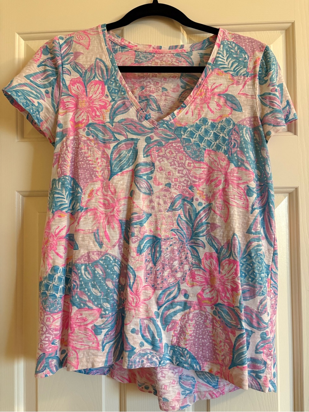 Lilly Pulitzer Etta V-Neck Pink Isle Snappy Turtle tee